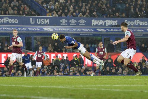  埃弗顿最后时刻绝平保级成功  