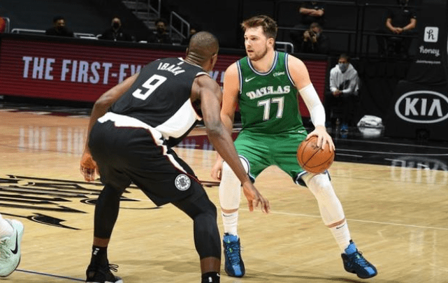  东契奇末节爆发独行侠险胜快船豪取五连胜