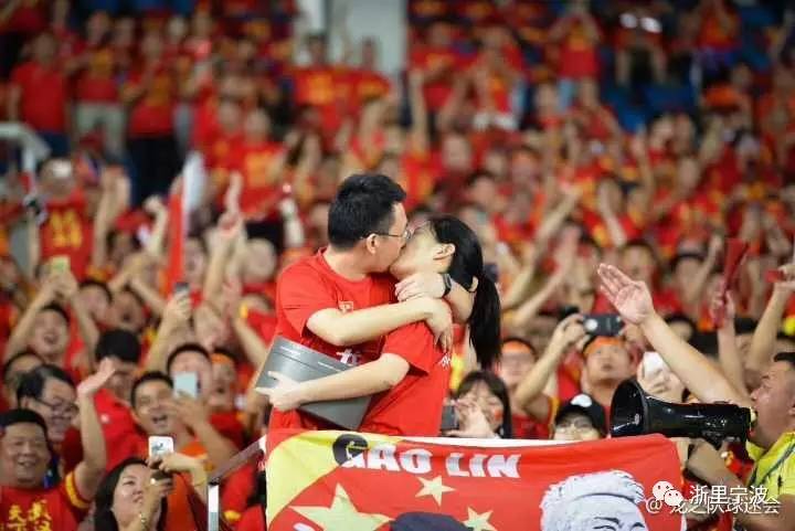  昂热主场气氛燃爆全场，球迷助威助推球队大胜